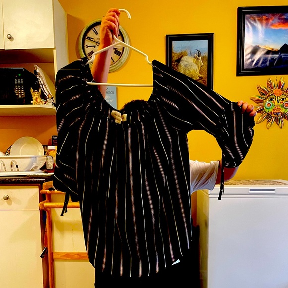 Gorgeous Top can be worn on or off Shoulder - Picture 1 of 9